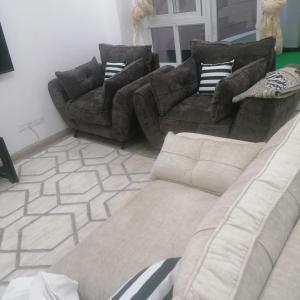 sala de estar con sofá y sofás en 4bedroom westlands raphta Nairobi en Nairobi