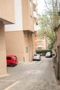 un estacionamiento con autos estacionados frente a un edificio en 4bedroom westlands raphta Nairobi en Nairobi