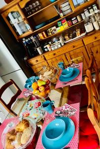 een tafel met borden eten in de keuken bij Bed & Breakfast Tenerife in San Miguel de Abona