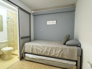 Dormitorio pequeño con cama y aseo en Apartamento con Terraza Estadio, en Medellín
