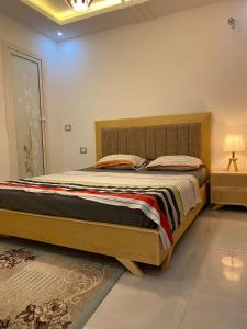 - une chambre avec un grand lit dans l'établissement Dar sammoud S+1, à Kelibia