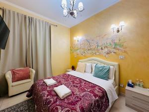 罗马Rome Innitaly Affittacamere o GuestHouse的卧室配有一张床,墙上挂有绘画作品