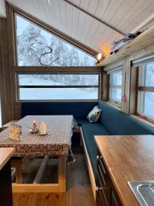 uma sala de jantar num comboio com uma mesa em Hito - cabin between Flå and Eggedal em Flå