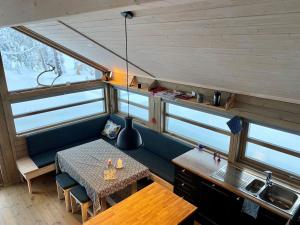 Hito - cabin between Flå and Eggedal في فلو: إطلالة علوية على مطبخ وغرفة طعام في منزل صغير