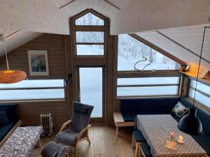 een kamer met een tafel en stoelen en een raam bij Hito - cabin between Flå and Eggedal in Flå