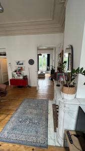 ein Wohnzimmer mit einem Tisch und einem Teppich in der Unterkunft Arti Appart Louise/Flagey/Centre in Brüssel