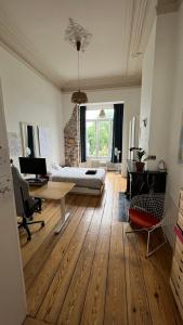 een woonkamer met een tafel en een bank bij Arti Appart Louise/Flagey/Centre in Brussel