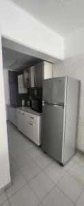 uma cozinha com um frigorífico de aço inoxidável e armários em Greta Apartment lll em Mendoza