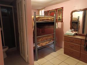 a bathroom with a bunk bed in a room at Hospedaje Barato Mi Casita de Colores in Tijuana