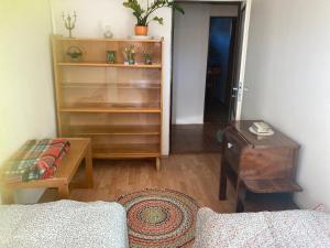 sala de estar con sofá y mesa en U starkych en Poprad