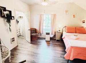 ein kleines Schlafzimmer mit einem Bett und einem Fenster in der Unterkunft Soleil Salem in Salem