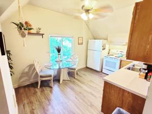 eine kleine Küche mit einem Tisch und einem Kühlschrank in der Unterkunft Soleil Salem in Salem
