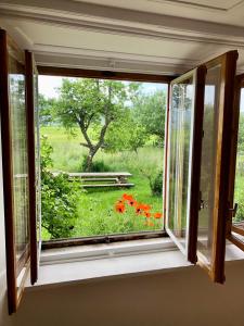 ein Fenster mit Blick auf ein Blumenfeld in der Unterkunft LaTerestone 