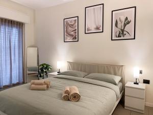 ein Schlafzimmer mit einem großen Bett mit Handtüchern darauf in der Unterkunft [DUOMO 30min] Appartamento Luminoso con Posto Auto in Sesto San Giovanni