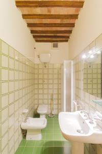 La salle de bains est pourvue de 2 lavabos et de 2 toilettes. dans l'établissement Appartamenti Villa e Fattoria di Radi Tuscany, à Monteroni dʼArbia