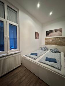 um quarto com 2 camas e uma janela em S6 - APARTMENT PROMO next to gozsdu garden em Budapeste
