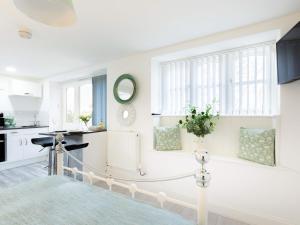 cocina blanca con bañera grande en una habitación en Meadow View-uk34416, en Cheddar