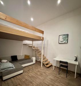 uma sala de estar com uma cama alta e uma secretária em S6 - APARTMENT PROMO next to gozsdu garden em Budapeste