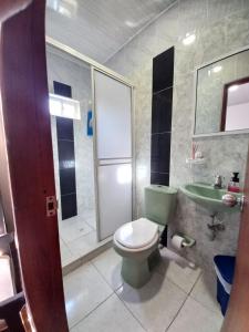 a bathroom with a green toilet and a sink at APARTAMENTOS LIZ MARIA in Coveñas