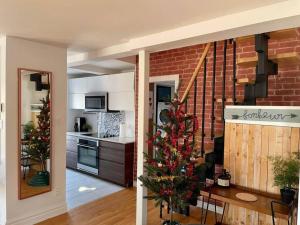 uma sala de estar com uma árvore de Natal numa cozinha em Montpetit condo 2 chambres em Montreal