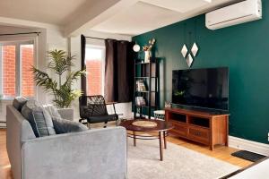 Μια τηλεόραση ή/και κέντρο ψυχαγωγίας στο Montpetit condo 2 chambres