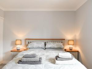 Säng eller sängar i ett rum på Newstead Cottage