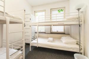 Acco Hostel tesisinde bir ranza yatağı veya ranza yatakları