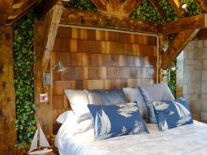 ein Schlafzimmer mit einem Bett mit einer Holzwand in der Unterkunft Tennox Boathouse - Ukc4438 in Kilbirnie
