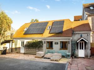 a house with solar panels on the roof at The Arbour Folly - Uk46205 in Abbotskerswell