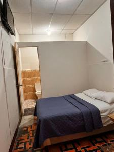 Un pat sau paturi într-o cameră la Hotel Letona