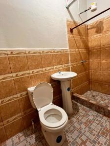 een badkamer met een toilet en een wastafel bij Hotel Letona in Guatemala