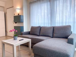 ein Wohnzimmer mit einem Sofa und einem Tisch in der Unterkunft [DUOMO 30min] Appartamento Luminoso con Posto Auto in Sesto San Giovanni