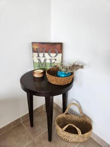 une table avec une photo et un panier dans l'établissement Fin del Mundo Alojamientos, à Ushuaia