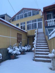 Una casa con nieve en los escalones. en Bujtina Vasili, en Korçë