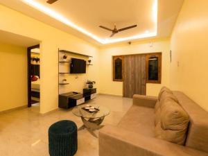 uma sala de estar com um sofá e uma mesa em Hotel Elite Park em Tirupati