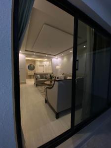 - une vue sur le salon depuis la fenêtre dans l'établissement Hittin’s Apartment, à Riyad