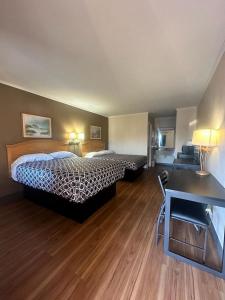 a hotel room with a bed and a desk at Loyalty Inn Rockingham in Rockingham