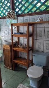La salle de bains est pourvue de toilettes et d'un lavabo. dans l'établissement Casas Del Mar, à Manzanillo