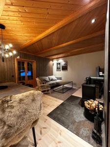 a living room with a couch and a table at Trysil Moderna Lodge in Trysil