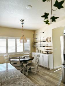 Φωτογραφία από το άλμπουμ του Fragrant Finnish Sauna & Cozy Pool with French 3br στο Λας Βέγκας