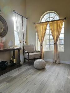 Χώρος καθιστικού στο Fragrant Finnish Sauna & Cozy Pool with French 3br