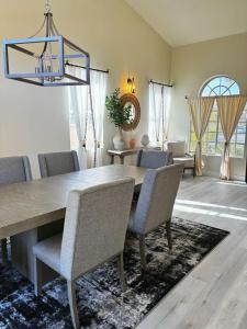 Χώρος καθιστικού στο Fragrant Finnish Sauna & Cozy Pool with French 3br