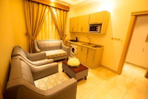 حياة الروز للشقق الفندقية  في جدة: غرفة معيشة صغيرة مع أريكة ومغسلة