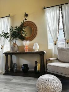 uma sala de estar com um sofá e um espelho em Fragrant Finnish Sauna & Cozy Pool with French 3br em Las Vegas