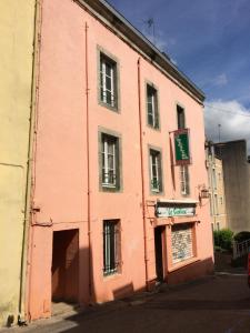 un edificio rosa con un cartel en el costado en LE CALLOCH 2D - Studio 4 Étoiles - Quartier Gare - Wifi - Netflix en Quimper