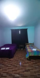 Habitación con 2 camas y pared azul en CASA TOBIAS en Tandil