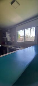 坦迪爾的住宿－CASA TOBIAS，一间厨房,房间铺有蓝色地板
