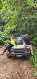 Un uomo e una donna seduti sul retro di un'auto di Bluestudio a Lumiar