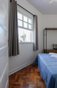 um quarto com uma cama e uma janela em Sobrado 2 dormitórios no Tatuapé em São Paulo