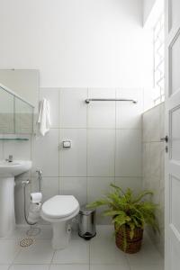 uma casa de banho branca com um WC e um lavatório em Sobrado 2 dormitórios no Tatuapé em São Paulo